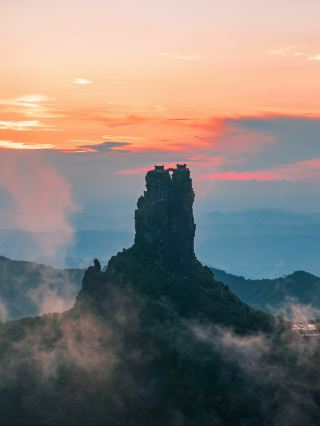 Only by enduring the 90-degree precipitous peaks can one truly enjoy the vast sea of ​​clouds that stretches out before them at Fanjingshan.