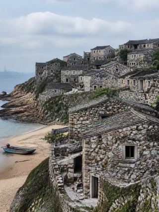 24℃ perfect summer day for kids in Pingtan! Stay in a stone house on Windmill Island and see the blue tears on a family trip