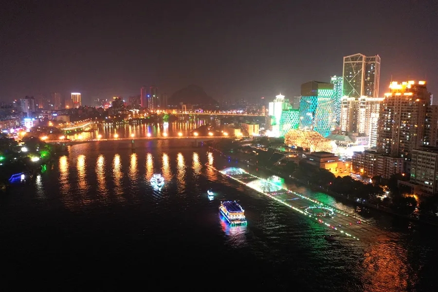 November is a generally comfortable time to visit Liuzhou. The weather isn't as muggy as in summer, and there are fewer tourists than during holidays. The city itself is not large