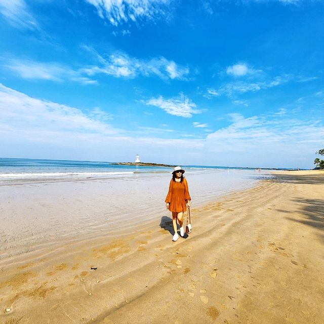 ประภาคารสีขาว ที่หาดนางทอง