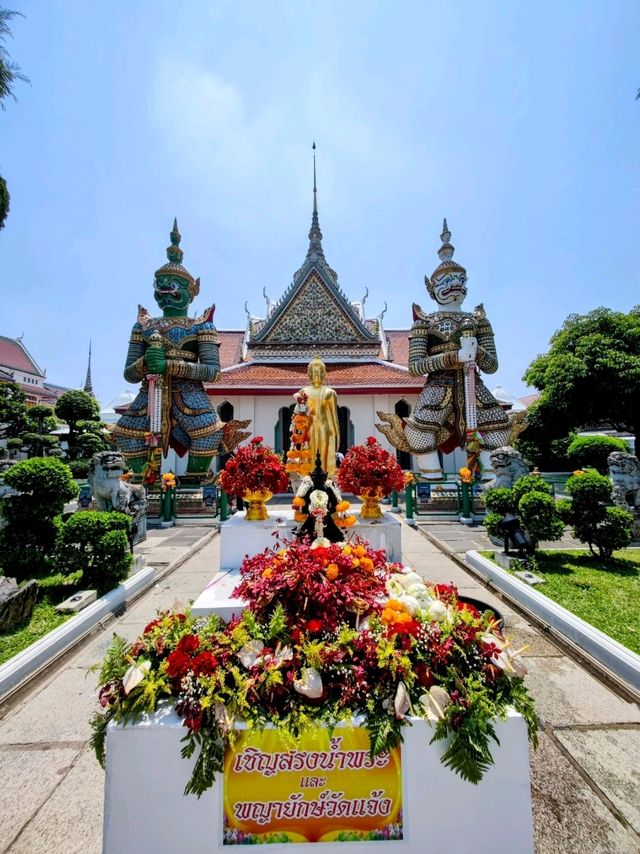 Dawn's Beacon: The Mesmerising Wat Arun