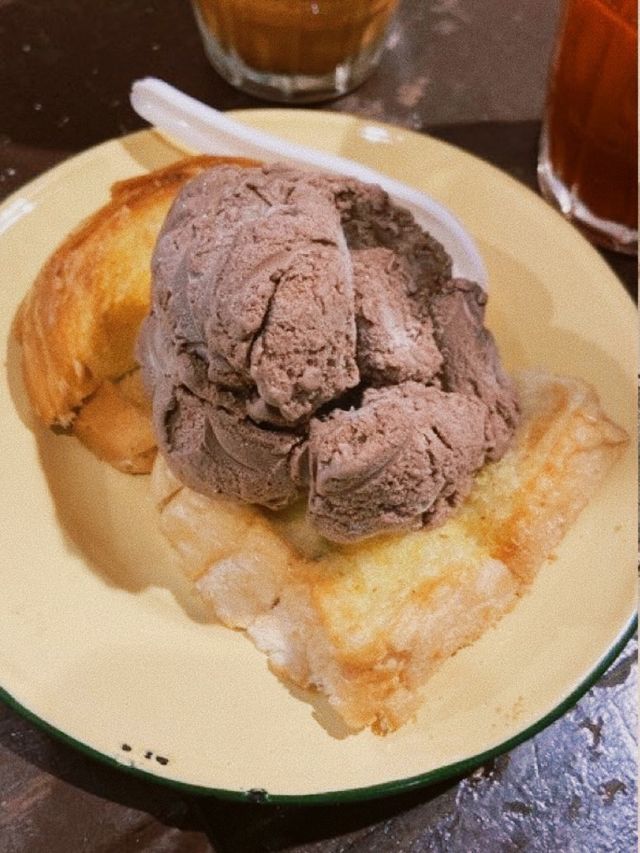 เล็กใหญ่ นมสด ร้านขนมสุดชิลย่านบรรทัดทอง 🧋