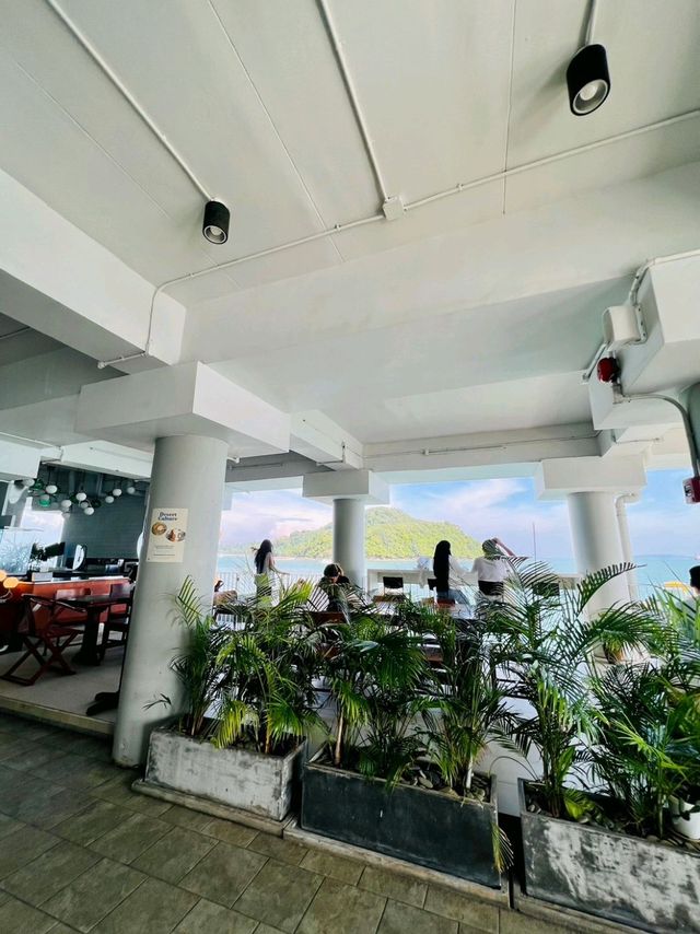 Moonstone คาเฟ่ริมทะเล​ภูเก็ต​