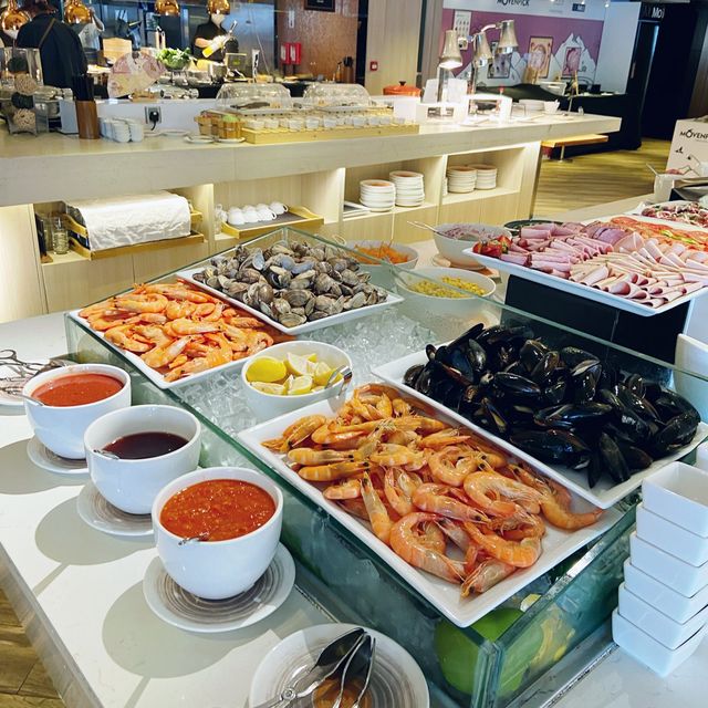 滿座！一百多依客人， 人聲鼎沸！食物豐富 ！