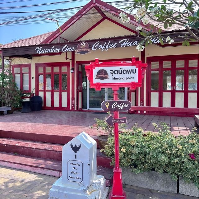 สถานีรถไฟหัวหิน แลนด์มาร์คสุดคลาสสิค ที่ห้ามพลาด