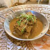 【旺角純白水泥風’’窮‘’Cafe - 必試惹味煎腸粉😋】