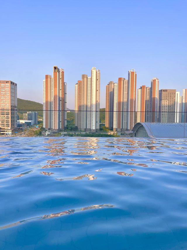 오픈형 루프탑 인피니티풀 수영장 호캉스 🫧🏙️🤍