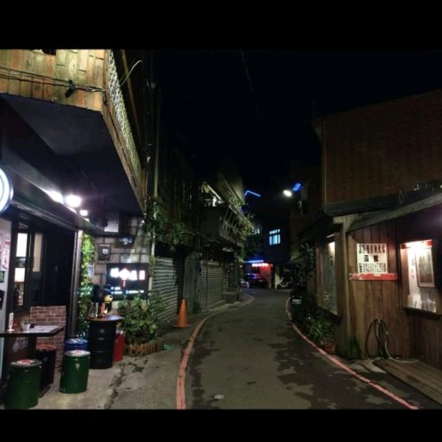 จิ่วเฟิ้นยามค่ำ