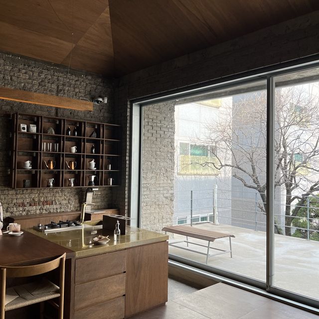 조용한 도심 속 대형카페, 앤트러사이트 서교점
