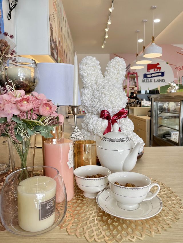 นมชมพูเย็น หวานอร่อยที่ Milk Land 