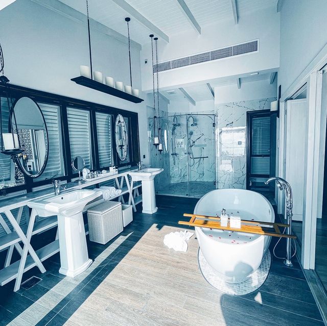 ultra luxury hideaway in the shore Katathani 