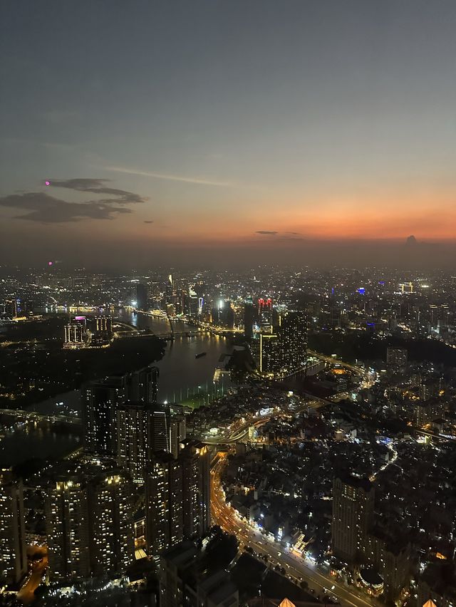 Immerse sunset in the tallest skyscraper