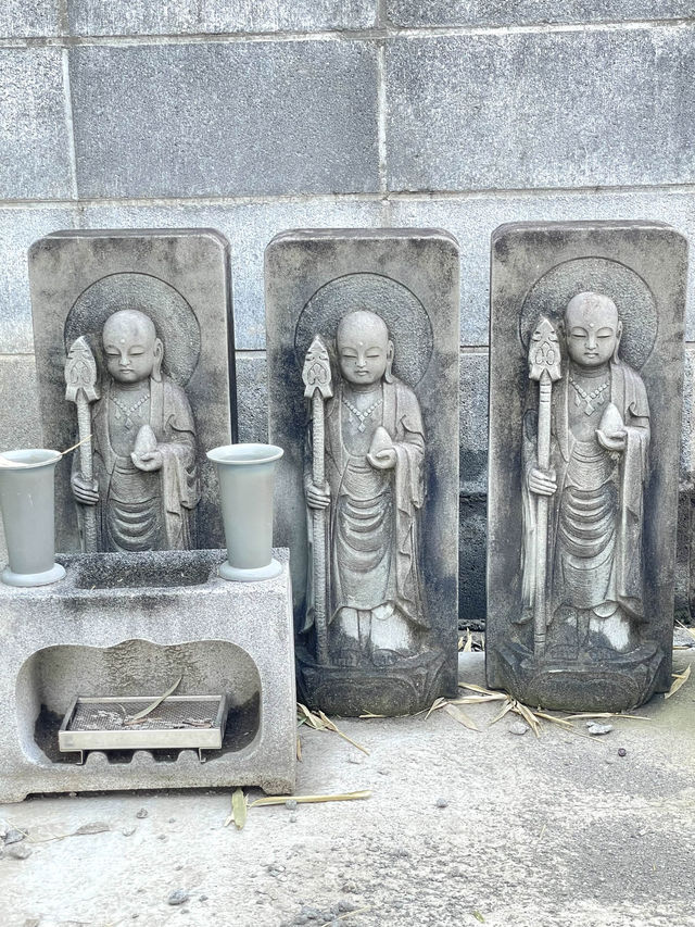 【寶蔵院/東京都】三界萬霊の石碑と石像が見守る寺院