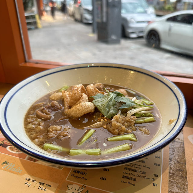 日賣300碗·30斤牛骨熬煮12小時．招牌阿叔船麵
