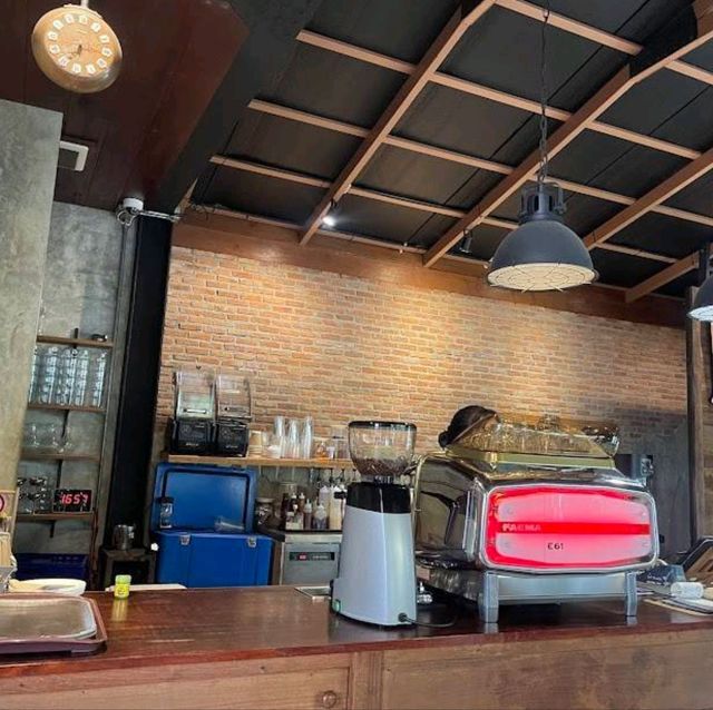 .เติมกาแฟ..คาเฟ่บ้านต้นไม้