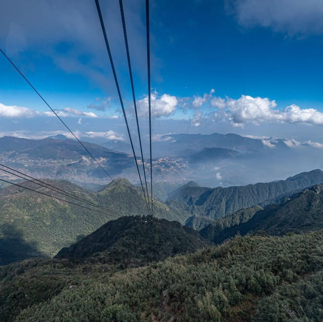 นั่งกระเช้าลอยฟ้า เที่ยวชมยอดเขาฟานซีปัน⛰️