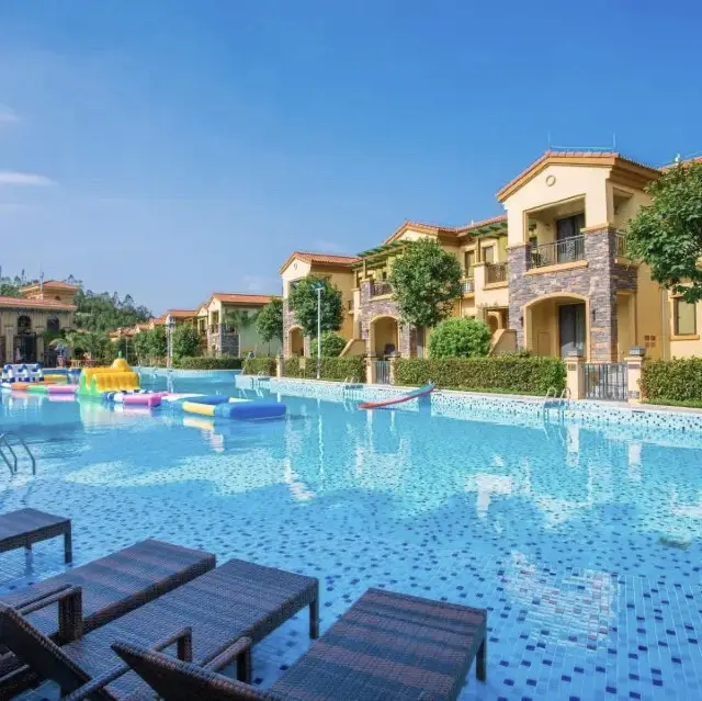 Private hot spring baths with a Venetian flair.