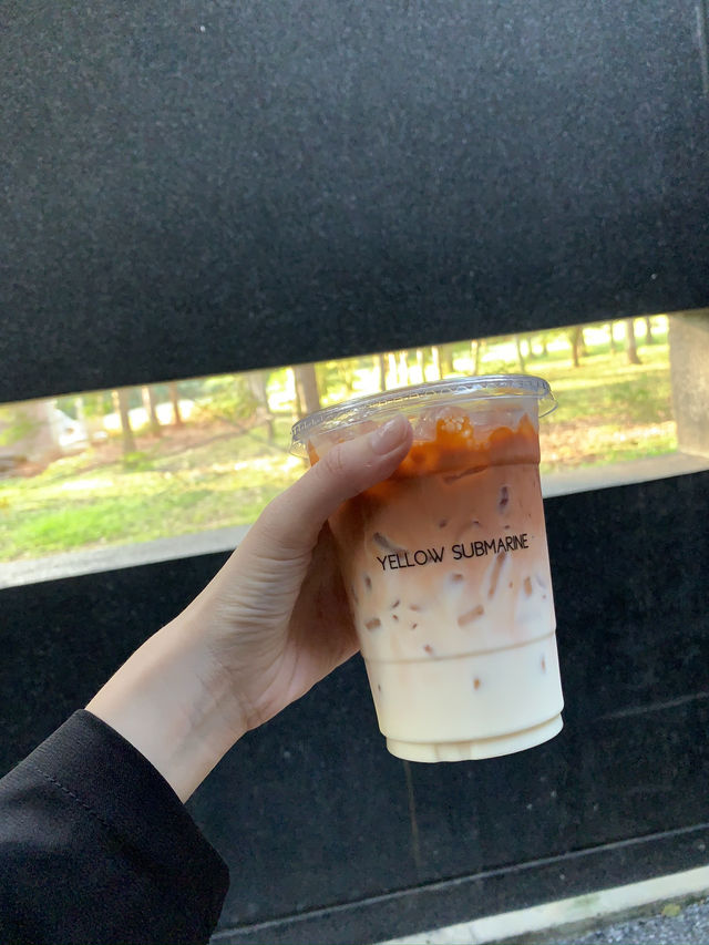 Yellow Submarine คาเฟ่ลอฟต์ ปูนเปลือย