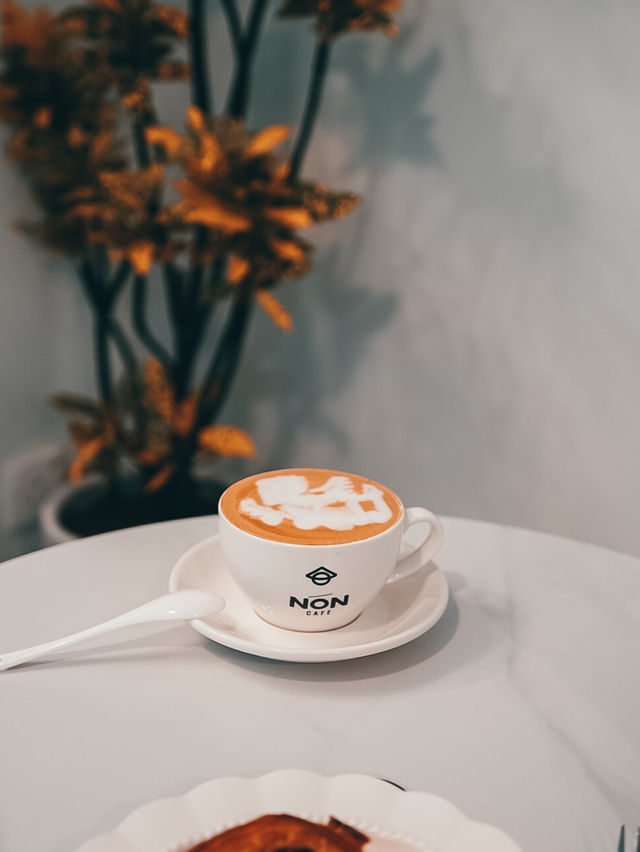 尖沙咀打卡新去處❤️純白空間，嘆越南咖啡☕️