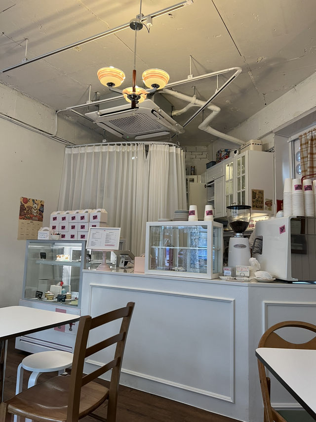 คาเฟ่ย่านซองซู glitter cakery cafe