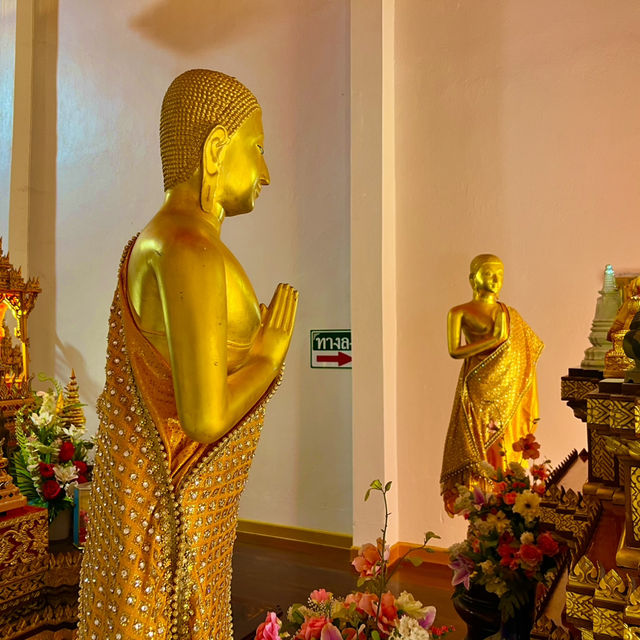 สักการะสิ่งศักดิ์สิทธิ์วัดราษฎร์ศรัทธา