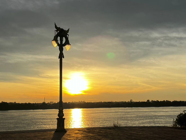 จุดชมพระอาทิตย์ขึ้น สะพานมิตรภาพไทย-ลาว มุกดาหาร