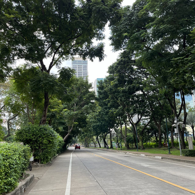อีกหนึ่งสวนกลางเมืองฮีลใจ “สวนเบญจกิติ” 🏞️🏙️🌷