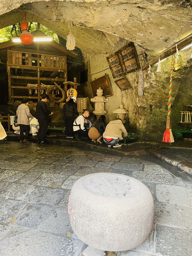 【神奈川県/鎌倉　“境内の湧き水で銭を洗うと富が増える”と言われている『銭洗弁財天 宇賀福神社』】