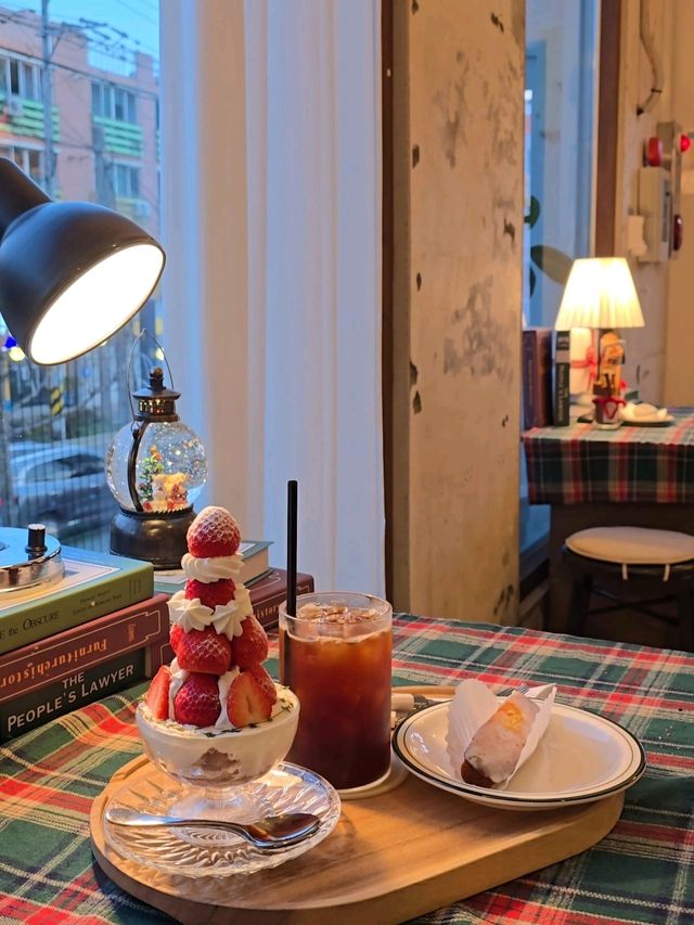 딸기메뉴와 트리가 예쁜 거제 유럽풍카페🎄