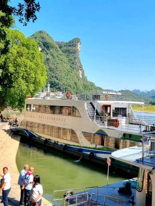 A BEAUTIFUL MORNING, CRUISING ON LIJIANG RIVER