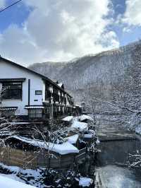 【栃木×湯西川】  古民家と本家判久が見られる赤い橋 雪景色が素晴らしい