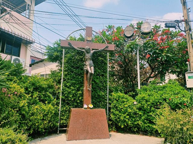 泰國曼谷市中心湄南河畔著名建築景點：聖克魯茲教堂，適合打卡拍照📸