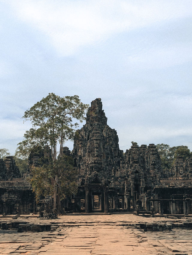 🇰🇭 Bayon: The Temple of Mysterious Stone Faces 🏛 