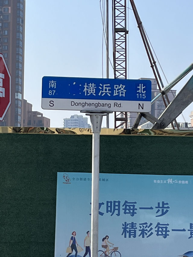 【多倫路文化旅行街】赤いバラに囲まれて
