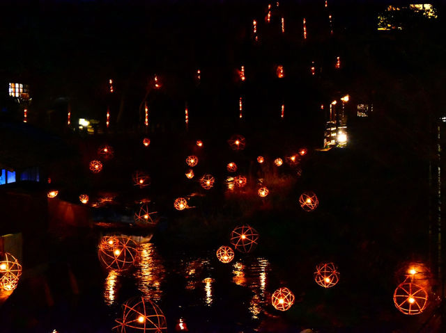黒川温泉の夜を彩る幻想的な灯り