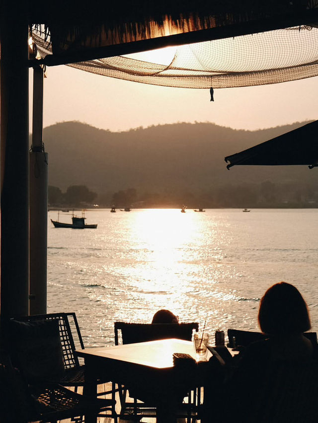 นั่งมองวิวทะเลแล้วมันฮีลใจ 🧡🌊