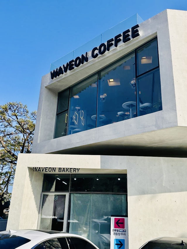🌊釜山最Chill海景咖啡廳！Waveon Coffee 3層觀海打卡點一次收齊☕建築大師打造的夢幻海邊玻璃屋