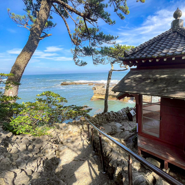 【五浦の絶景×文化遺産】波打ち際の六角パビリオン、岡倉天心ゆかりの「六角堂」 
