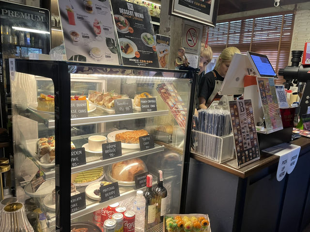คาเฟ่ใต้ถุน