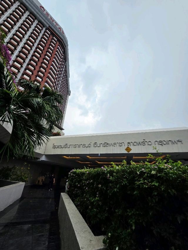 โรงแรมเซ็นทารา แกรนด์ แอท เซ็นทรัลพลาซ่า ลาดพร้าว