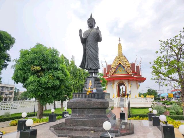 พามาสักการะศาลหลักเมือง จังหวัดสิงห์บุรี