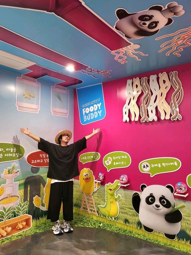 포토존 가득한 무료전시회가 있는 익산아트센터