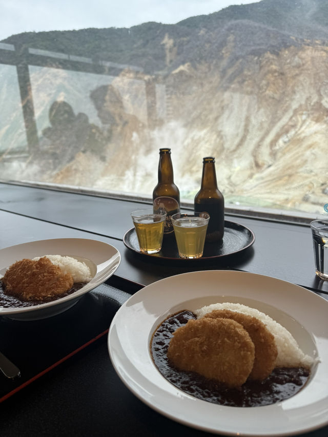  大涌谷駅の食堂で名物カレーと地ビールを堪能！