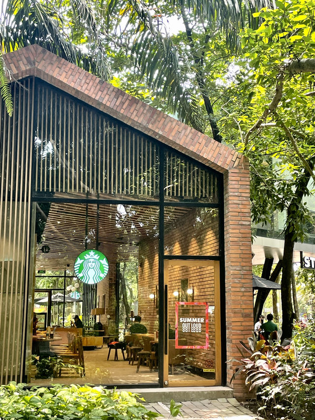 숲속의 도시 하노이 에코파크에 오두막 스타벅스가 있어요