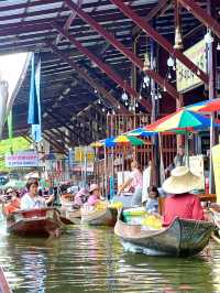 色とりどりの小舟が並ぶ、タイの伝統が息づく水上マーケット体験🇹🇭🚤✨