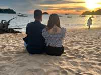 庞格岛（Pangkor Island）位于马来西亚霹雳州，是一个结合自然美景与宁静氛围的绝佳度假胜地。岛上拥有细腻洁白的沙滩，如尼帕海滩（Nipah Beach）和珊瑚湾（Coral Bay）
