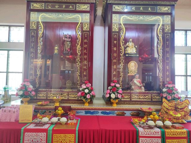 สักการะหลวงพ่อโตพระพุทธรูปศักดิ์สิทธิ์เมืองแปดริ้ว