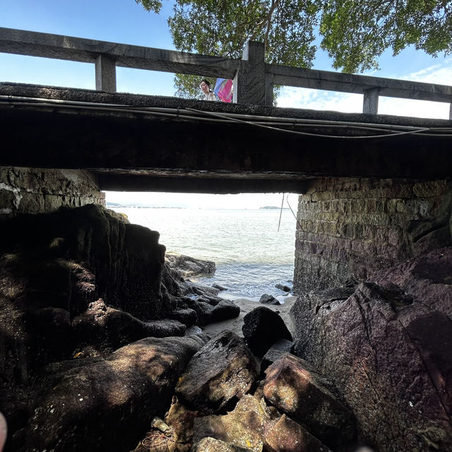 🕳️ Gusheng Cave: Gulangyu’s Cool, Carved Secret Beneath Sunlight Rock!