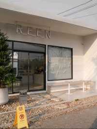 🌿 REEN คาเฟ่นั่งทำงาน สายมินิมอล หน้า รพ.ลานนา