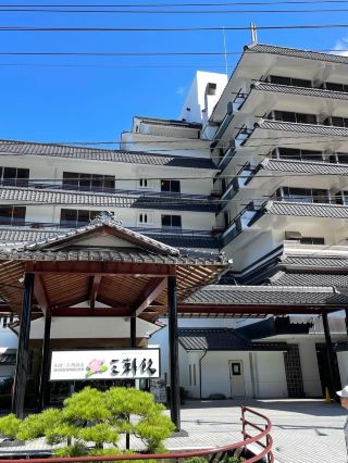 【潺潺的河水和騰騰的溫泉蒸氣♨️在三朝溫泉的河畔浴池中體驗極致的放鬆】